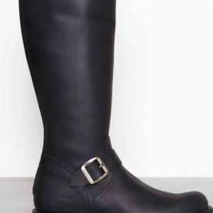  - Använda höga primeboots men i fint skick. Nypris 3700. Svart med silvrig dragkedja. 