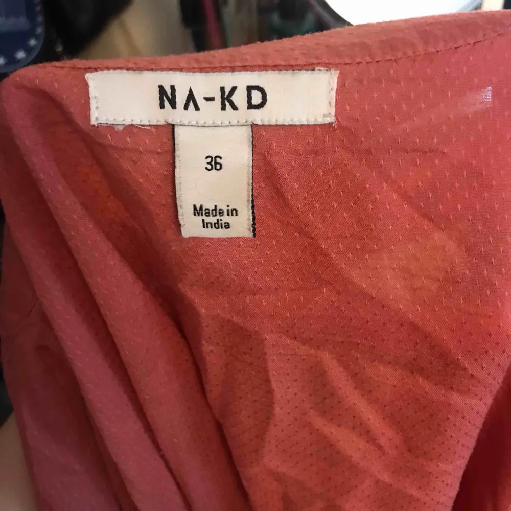 Blus/skjorta från NA-KD. Använd några gånger men är i nyskick. Köparen står för frakt. . Skjortor.