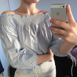  - Off shoulder topp från H&M i storlek 36. Möts upp i Uppsala annars står köpare för frakten 