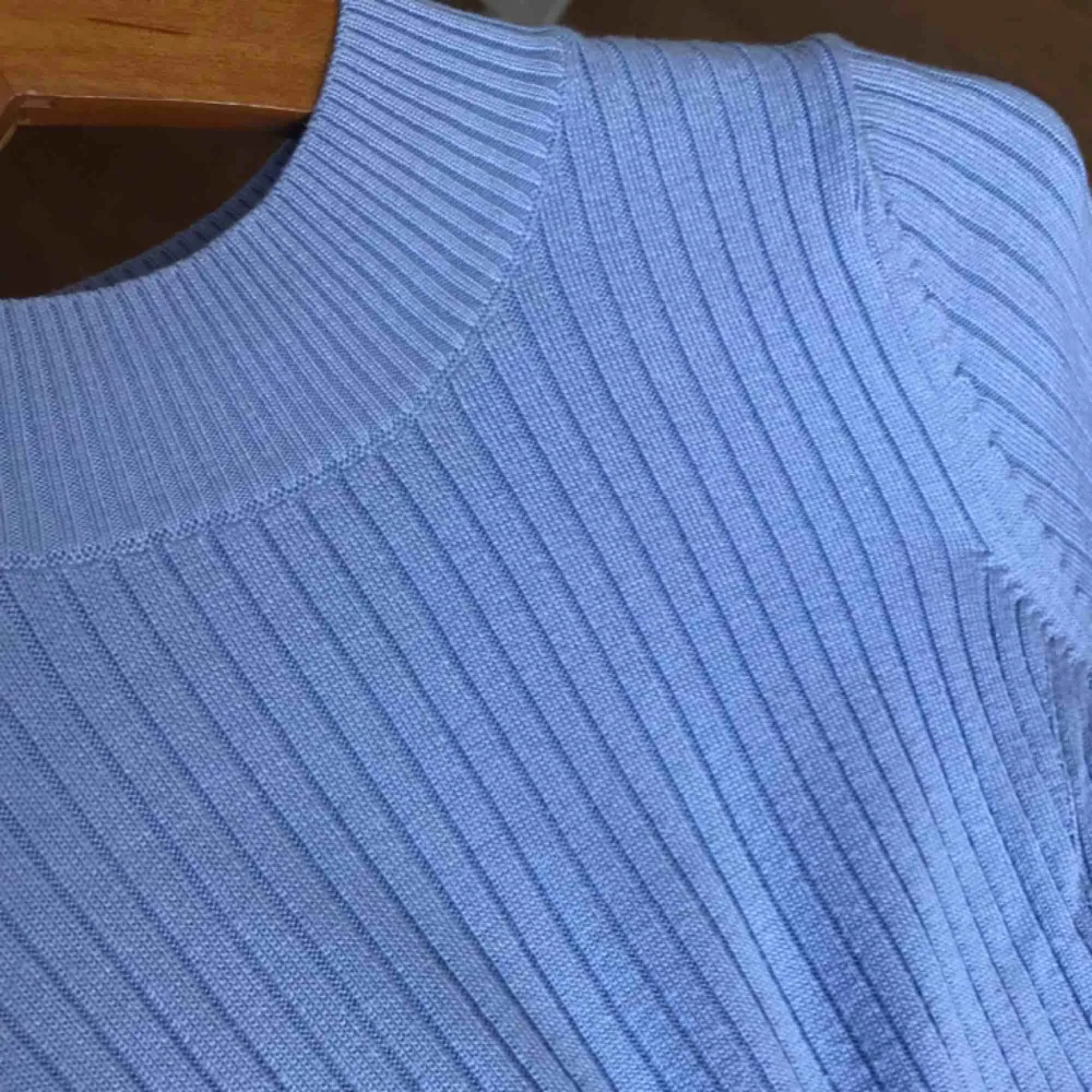 Himmelsblå ribbad tröja i lite kortare modell från TopShop! Frakten ingår i priset🌸🌸🌸. Toppar.
