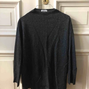  - Fin glittrig tröja från weekday. Kan mötas upp i Gbg annars tillkommer frakt ✨