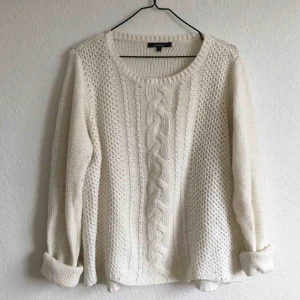  - Stickad tröja från Lindex. I bra skick! Köpt för 400kr, säljs för 200kr.  Kan mötas upp i Stockholm annars står köparen för frakten. 