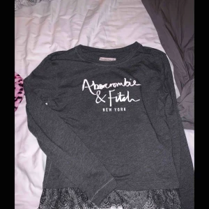  - Tröja ifrån fina märket abercrombje and fitch med spets i nedkant  Pris kan diskuteras 
