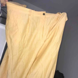  - gula byxor i storlek 50/52, jättefina, bekväma, och luftiga! säljer för de är för stora! köparen betalar frakt!! endast swish!