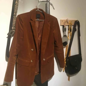  - Manchester kavaj, använd endast en gång. Köpte i slutet av sommaren! Från New Look, så snygg väldigt 70 tal och trendigt. Går ej att knäppa, snyggt med ett midjeskärp till!