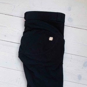  - Freddy wr up byxor low waist! Sköna byxor i lite tjockare tights material. Knappt använda 