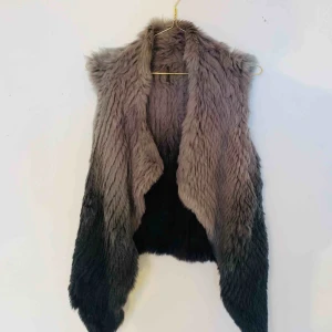  - Äkta pälsväst. Nypris runt tusenlappen. En liten slitning i bak dock inget som syns särskilt mycket. 