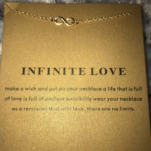  - Riktigt fint halsband i guldfärg!  Nytt och aldrig använt!  Fin kedja i bra kvalite med en fin infinite-symbol i bra kvalite! Fint att ge som present eller till flickvän/pojkvän!  Köparen betalar frakt på 10kr❤️
