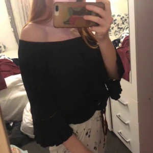  - Jättefin offshoulder blus/tröja från superdry! Säljer då jag ej använder den. Köpare står för frakt😊