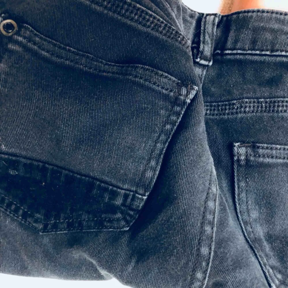 Svarta washed jeans med liten mocka detalj på ena fickan. Använda ca 2 gånger, toppskick. Passar mig som är 36/38. . Jeans & Byxor.