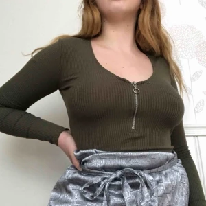  - Khakigrön tajtare tröja med användbart blixtlås i mitten. Tyget är ”randigt” i materialet och ganska tunnt. Jätte fin nu till våren!🧚‍♂️   Möts upp i Gävle eller fraktas för 36kr