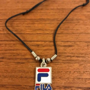  - Har 4st Fila halsband kvar, nytt och går att ställa längden på halsbandet. 16:- plus frakt 9:- = 25:- Först till kvarn!