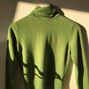  - Världens skönaste stickade polotröja, köpt secondhand men jättebra skick! Säljer pga inte kommer till användning