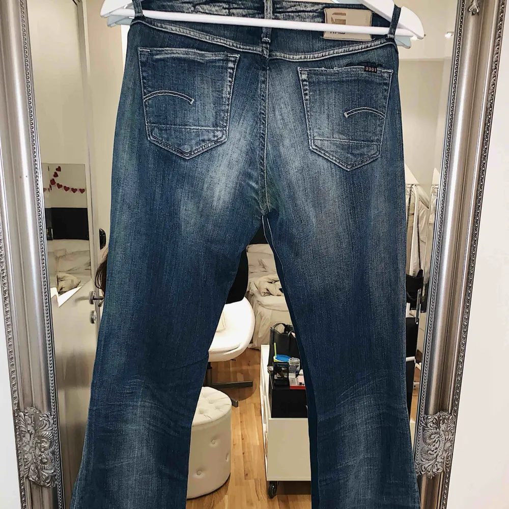 Ett par sjukt snygga G-star raw jeans, flair model i bena. Aldrig använda då det vart fel storlek för mig. Storlek 27 midjan, 32 i längd. Köparen står för frakten📦☺️. Jeans & Byxor.