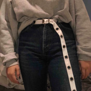  - Ett skärp ifrån bikbok i nyskick. Är onesize och sista bilden visar hur långt ner det går på mig som brukar ha W28/29. Köparen står för frakt på 18kr