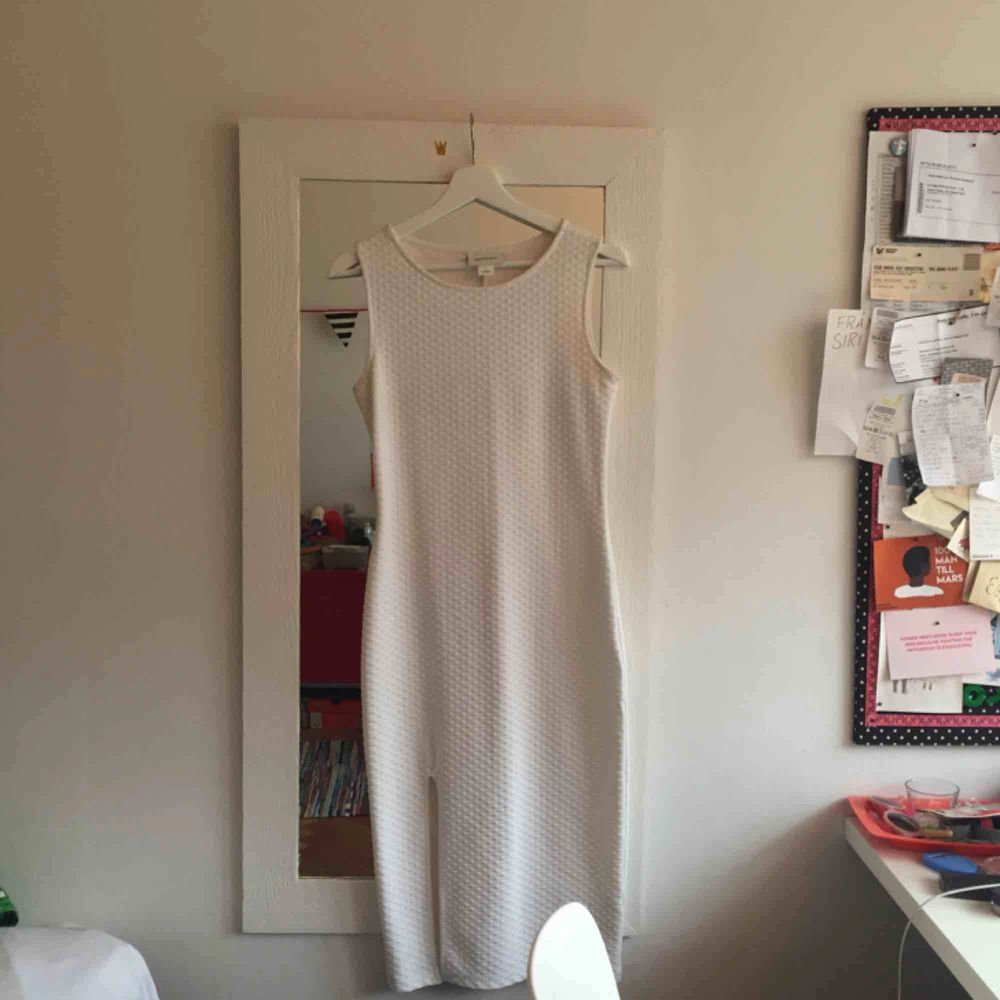 Coolaste klänningen!!! strechigt vit, prickigt scuba-tyg med en slits. från monki! Fint skick! . Klänningar.