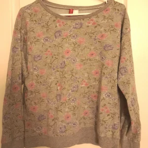  - Fin blommig tröja från hm. Det är en sweatshirt med tunnare tyg. Den har använts en del men är ändå i bra skick. Kan hämtas i Lund eller Eslöv, annars tillkommer frakt.