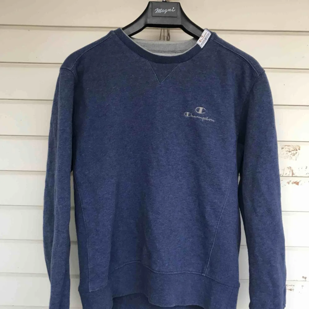  Mörkblå Vintage Champion Sweater. Lite liten i storleken. Frakt 80 kronor!!🌵🌵🌵🌵. Hoodies.