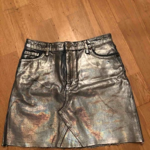  - Cool skimrande jeans kjol från Monki☺️🌸 använd 1 gång.