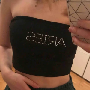  - Världens finaste bandeu-topp från NA-KD i srtl XS. Aldrig använd. Frakt tillkommer <3