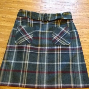  - Rutig kjol med tillhörande skärp! I helt nytt skick.