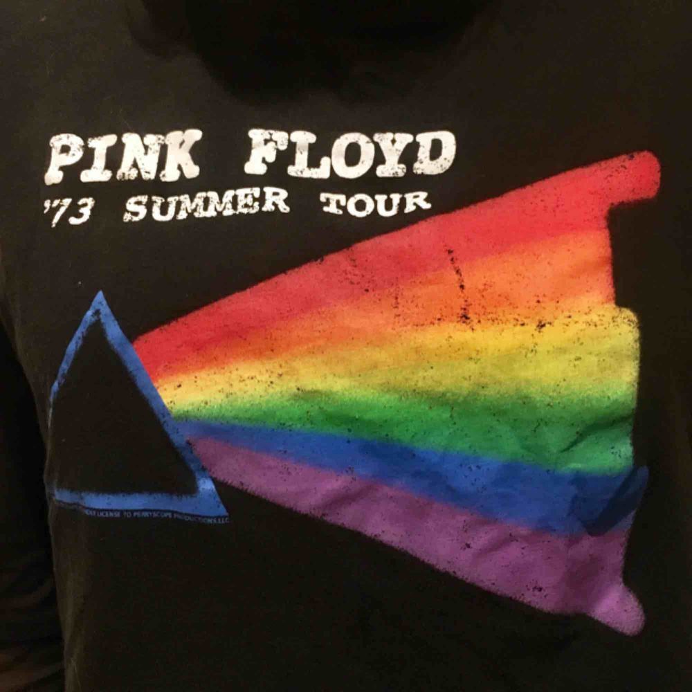 Väldigt cool T-shirt med Pink Floyd på! Den är lite vintage inspirerad och så trycket ska se lite repat ut. Väldigt snygg att ha över en meshtröja! Med frakt inräknat kostar den 80 kr totalt Tar endast Swish!. T-shirts.
