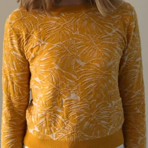  - Gul, mönstrad tröja från Zara. 