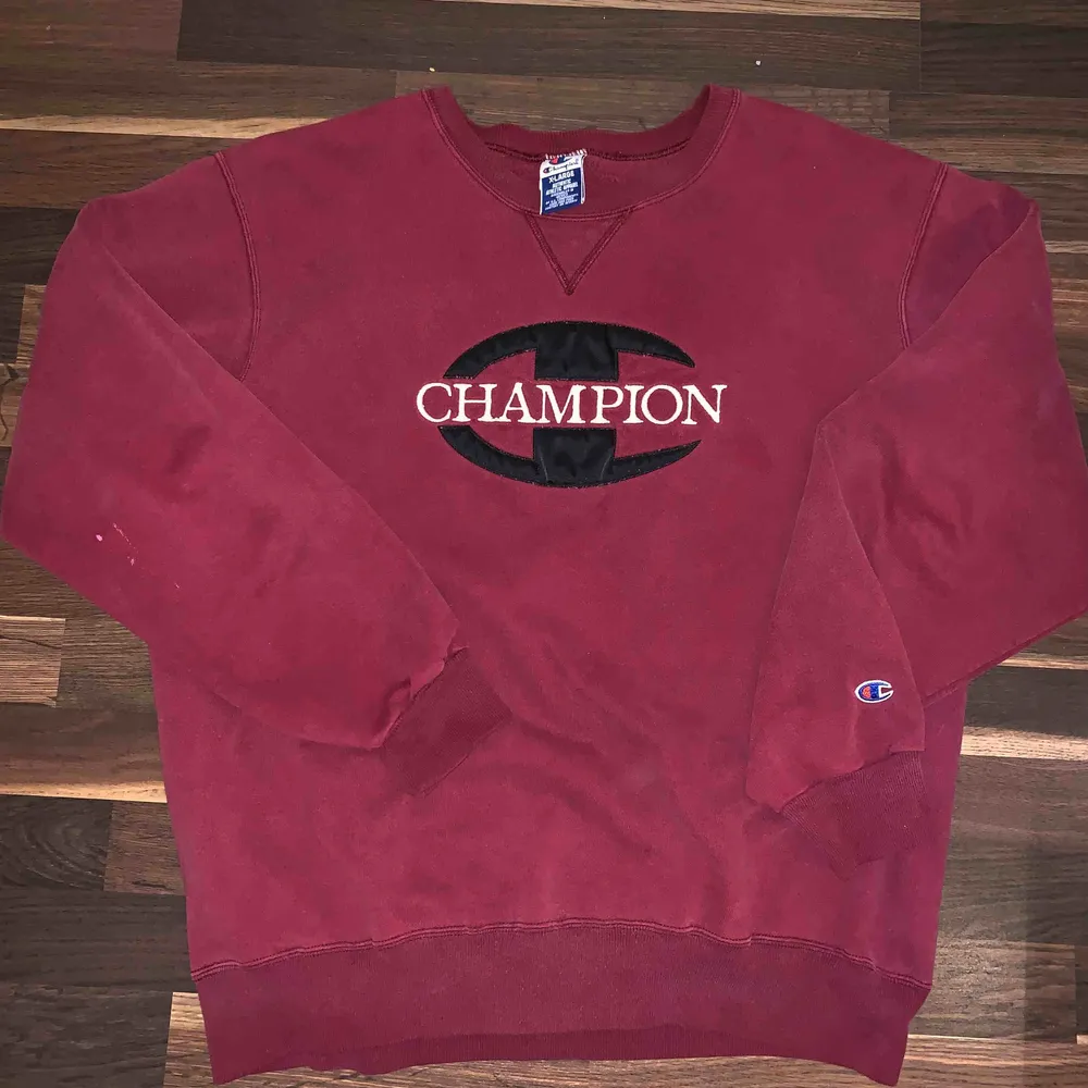 Vinröd Champion sweatshirt köpt secondhand på Beyond Retero. Har som ni ser på sista bilden en fläck på baksidan av ärmen som var där när jag köpte tröjan, men den syns knappt när tröjan är på. . Hoodies.