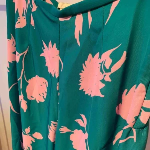  - Perfekta sommar byxan. Ankellängd och vid passform. Härligt mönster. Använda vid två tillfällen.