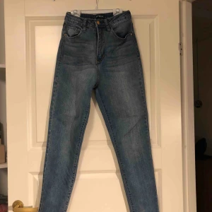  - Storleken är som 36 i ”vanliga” jeans! Priset är inklusive frakt😄 