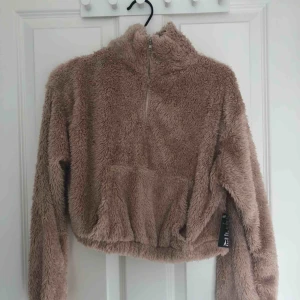 - Mysig tröja från Nelly. Kort i modellen. Aldrig använd. Nypris 299kr.