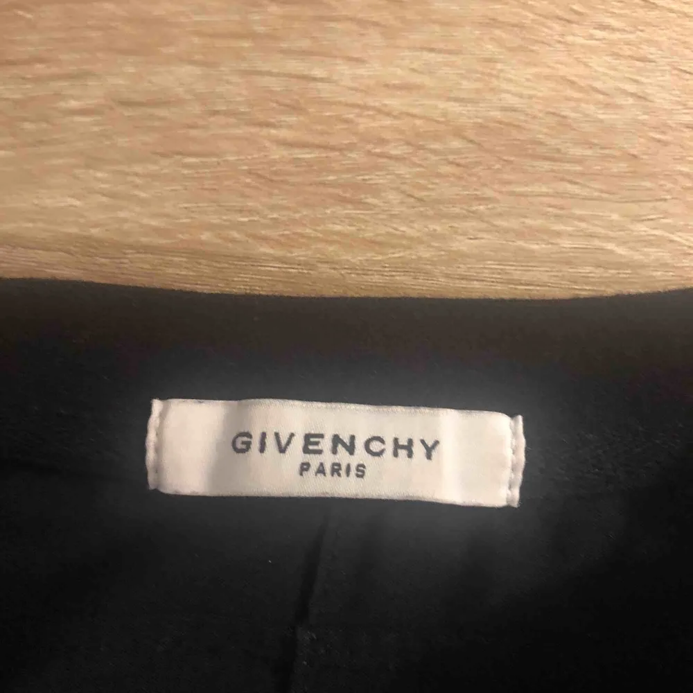A kopia av Givenchy tröja 100% bomull super bra kvalite🤩 Passar som XS/S Står ej för frakt. T-shirts.