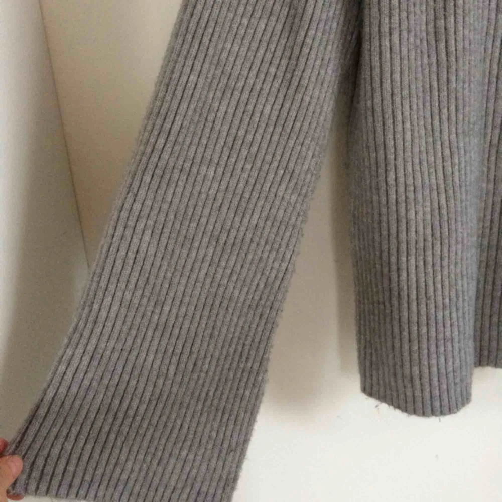 Mysig grå tröja från Vera Moda, med något utsvängda armar 😊✨ Tröjan är märkt stolen S men den passar även mig som har stolek M! . Tröjor & Koftor.