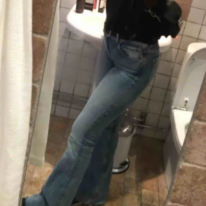  - Populära bootcut jeans från Zara, bra skick!! Fråga om ni undrar ngt 😊