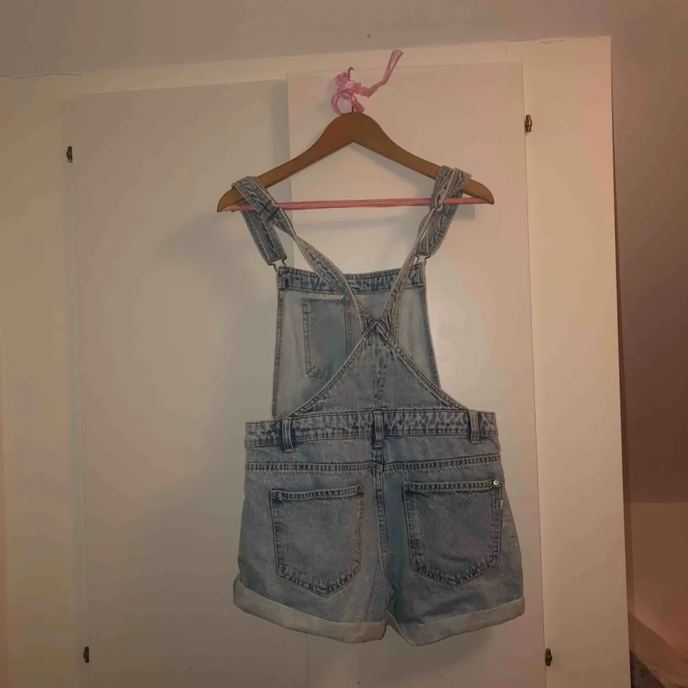 Denim byxdress från Bershka. Använd 1 gång. . Jeans & Byxor.