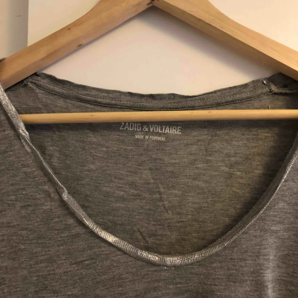 Jättefin grå t-shirt från Zadig & Voltaire med silver detaljer. Inköpt på Zadig & Voltaires butik i Stockholm för 1300kr. Sparsamt använd. . T-shirts.