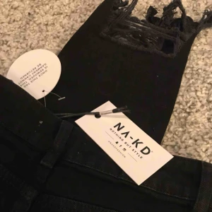  - Säljer dessa helt nya jeans med tags kvar från NAKD i strl 34, nypris 599kr, mitt pris 300kr💖?
