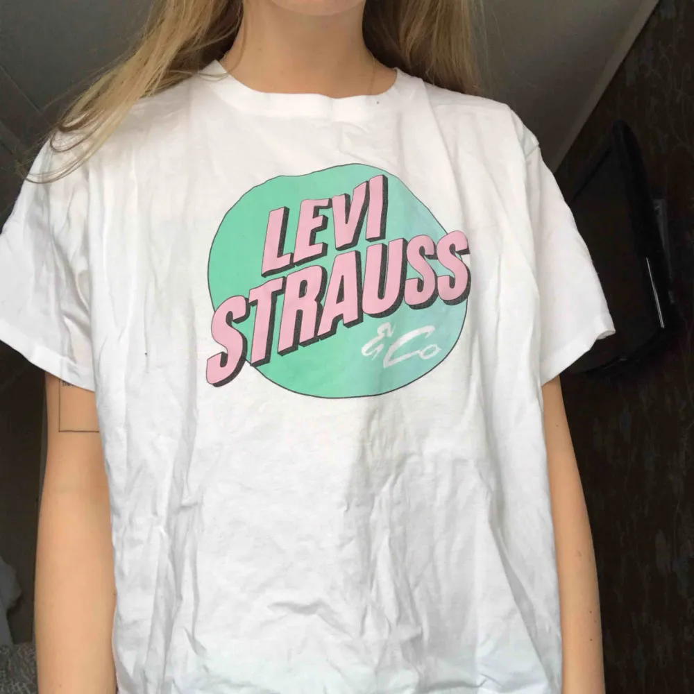 Levis t-shirt, använd 1 gång, storlek L, köparen står för frakt . T-shirts.