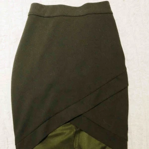  - Mörkgrön kjol, aldrig använd! Frakt ingår.