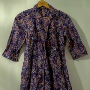  - Fin kort klänning med knäppning