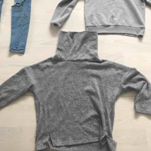  - Grå mysig sweatshirt från bikbok! Bra skick!