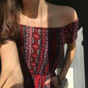  - jättesöt playsuit från h&m i ett härligt rött, vitt, blått och svart mönster. snörning i midjan. kan bäras off shoulder eller vanligt. perfekt till sommaren <33 fraktar mot kostnad eller möts upp i innerstan/södertälje💋