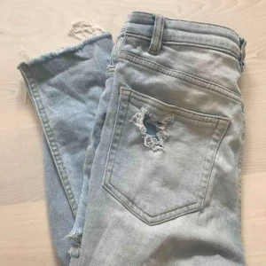  - Snygga högmidjade, slitna jeans ifrån hm. De har även en slitning på baksidan av låren nedanför rumpan vilket är väldigt snyggt!!