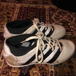  - Säljer ett par inomhus skor ifrån adidas 💕 har använt dem ca 4 gånger inomhus när jag spelat fotboll💫 ny pris var ca 900kr om jag kommer igår rätt, kan fraktas mot fraktkostnad 