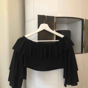  - Off-shoulder kort party topp. Oanvänd!  Frakt tillkommer ✨