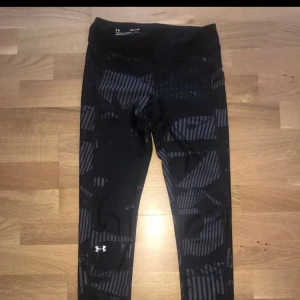 Träningsbyxor - Säljer ett par Under Armour tights som aldrig har används.