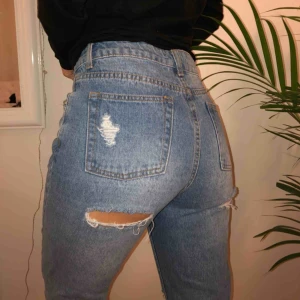  - Snygga mom jeans som inte kommer till användning. Storleken är ganska liten och skulle säga att dom är mer som S