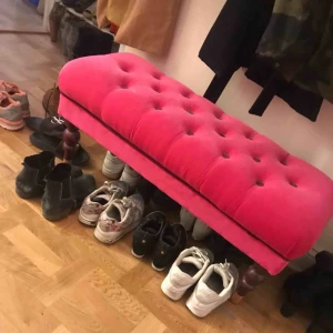  - Knallrosa sammets bänk.  Finns i Vasastan, Stockholm. 