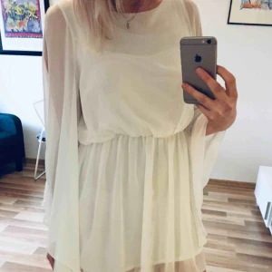  - Vit klänning från Zack London inspirerad ifrån Greklands antiken! Fin till te x. studenten. Bara använd ett fåtal gånger och ser ut som ny! Har resår i midjan och passar en strl S/M/L.