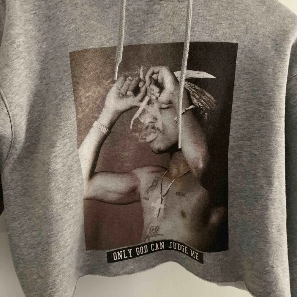 En cropped tupac tröja köpt för 599kr säljes för 250kr. I en storlek L men om ni vill att den ska sitta oversized då e denna storlek perfekt!. Tröjor & Koftor.